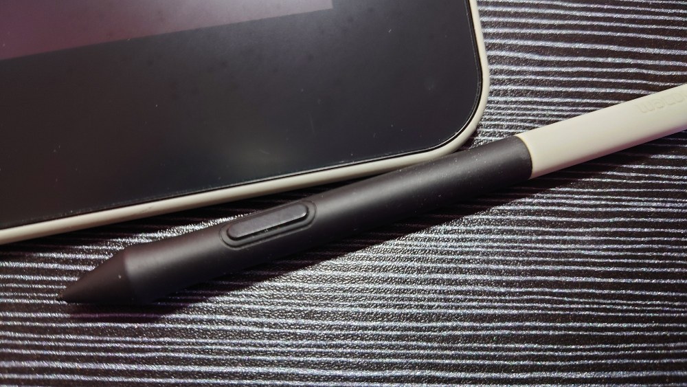 側面に1つのサイドスイッチ(ボタン)が搭載
