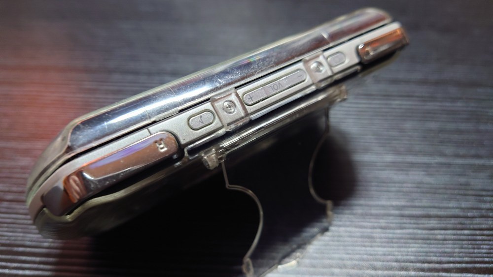 サードパーティ製クリアケースにこのようなスタンド機能があり、重宝したアイデア商品