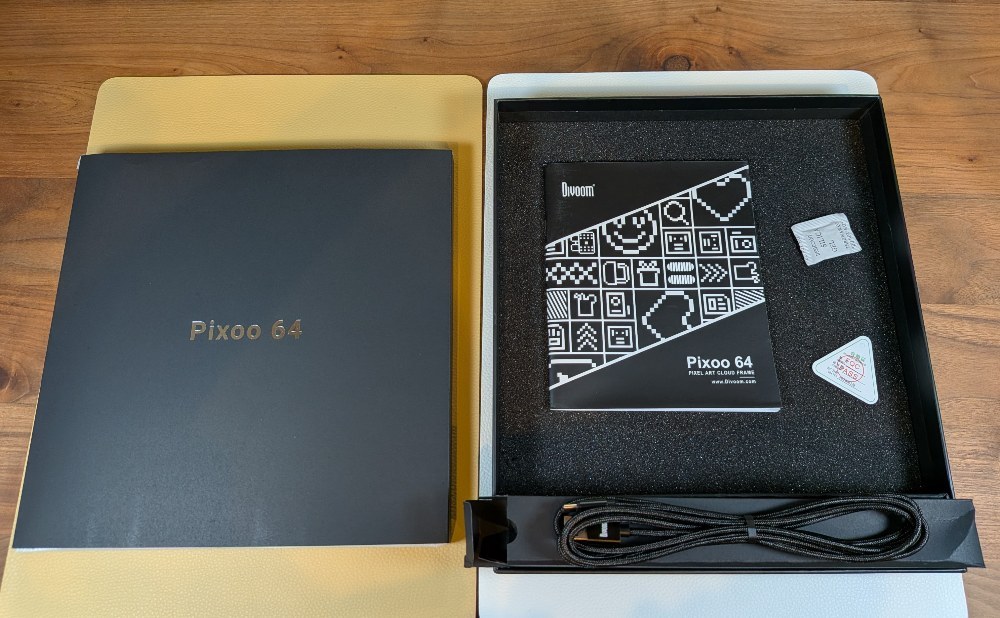 本体下には付属のUSB-A to Cケーブル、マニュアル、乾燥剤