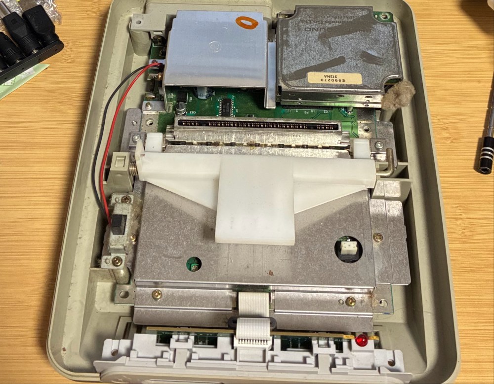蓋を開けた状態。製造時期によって内部構造が違うらしい。これは前期モデル。