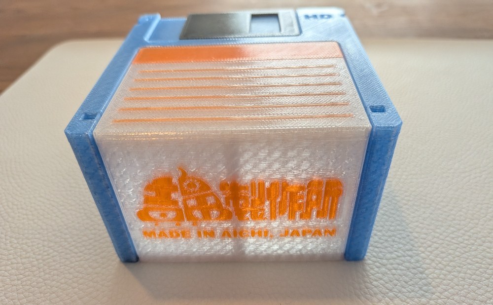 底面のオレンジのロゴ
