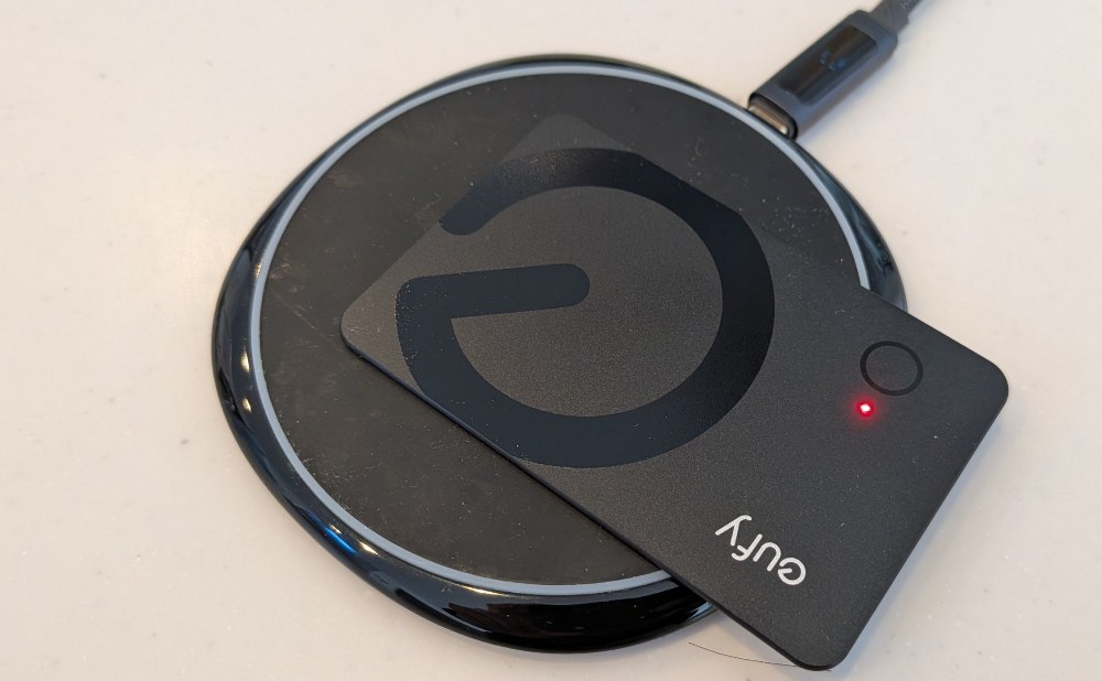 「e」の下に充電パッドを置くと、充電できる。