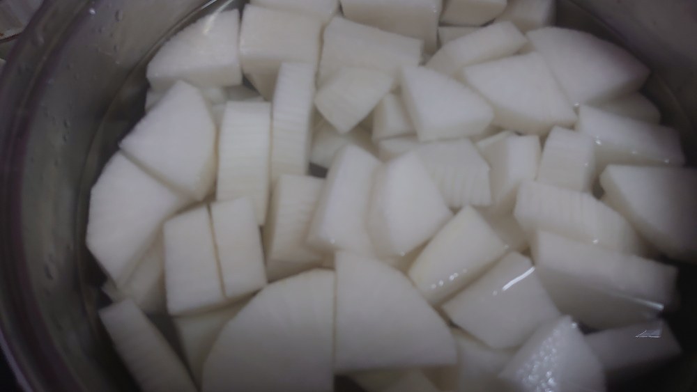 大根が少し透明になるまで煮る（下茹で）