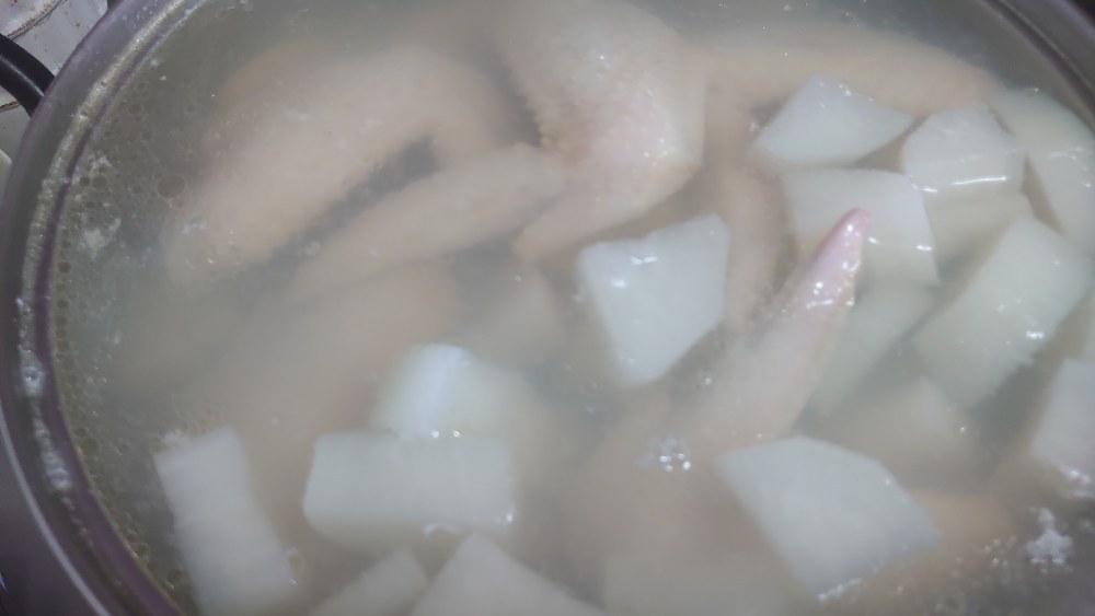 ある程度したら鶏皮や手羽先を突っ込んで死ぬほど煮る（ここの過程が大事）