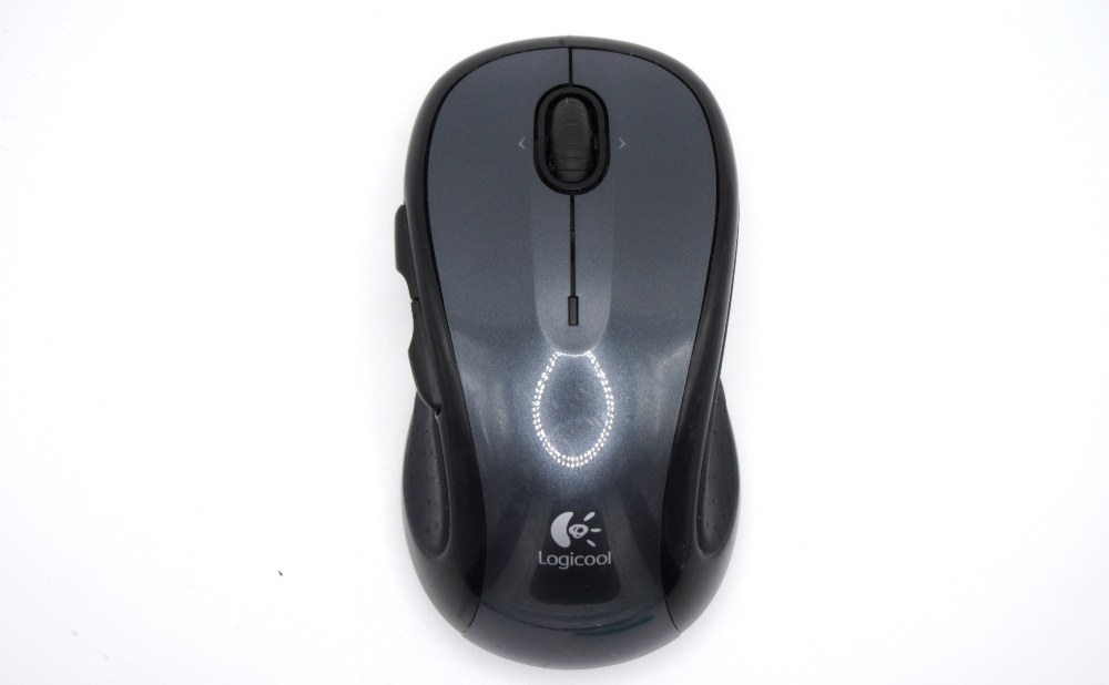 M510(2010年発売)。光沢強め、サイドボタンが左側に2つ。
