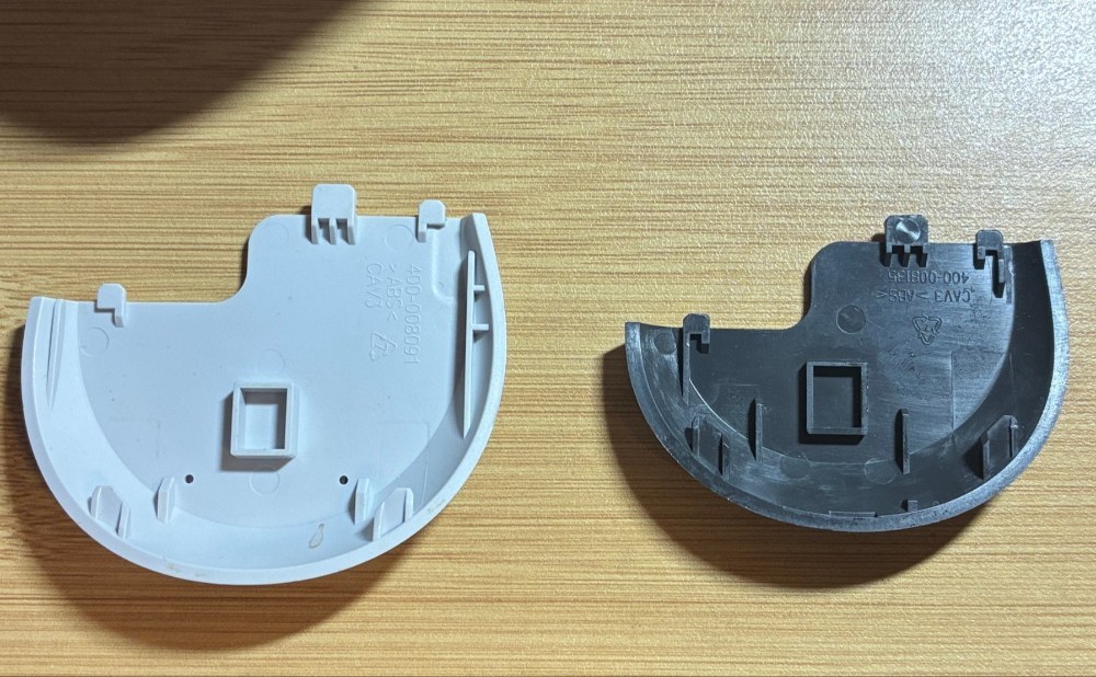 M650Lの電池蓋(左)とM750の電池蓋(右)