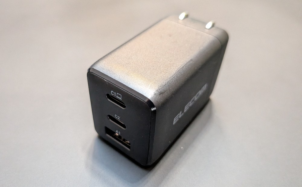 エレコム65W充電器。USB-A端子も備えるものの、USB-Cに主従がある。