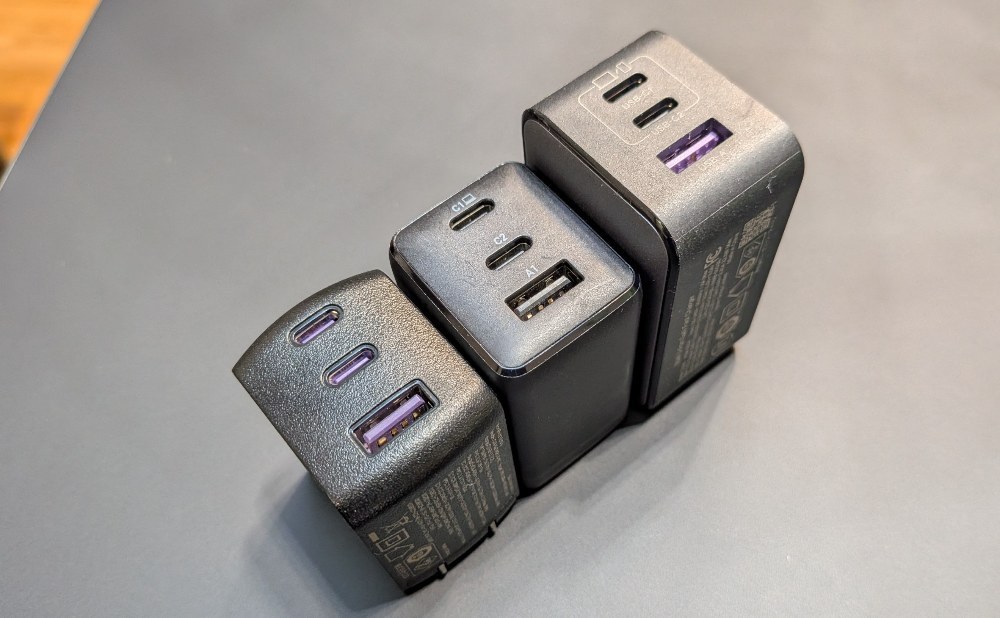 手前から、本製品、エレコム65W、UGREEN65W