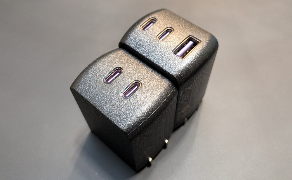 NovaPort DUOⅡ 65W（手前）との比較