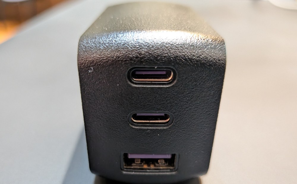 本体正面。上からUSB-C1、USB-C2、USB-A。