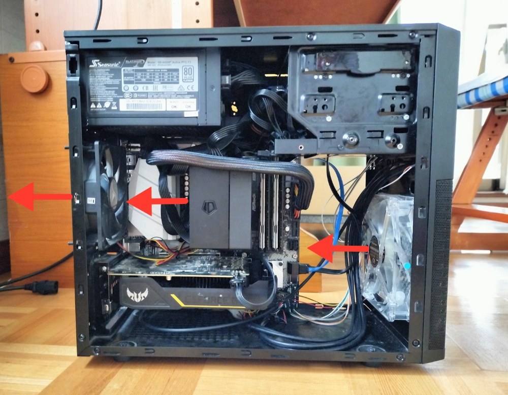 ケース写真。サイドフロー式はケースの吸排気に風の流れが沿うので、冷却効率が良いのだそうです。