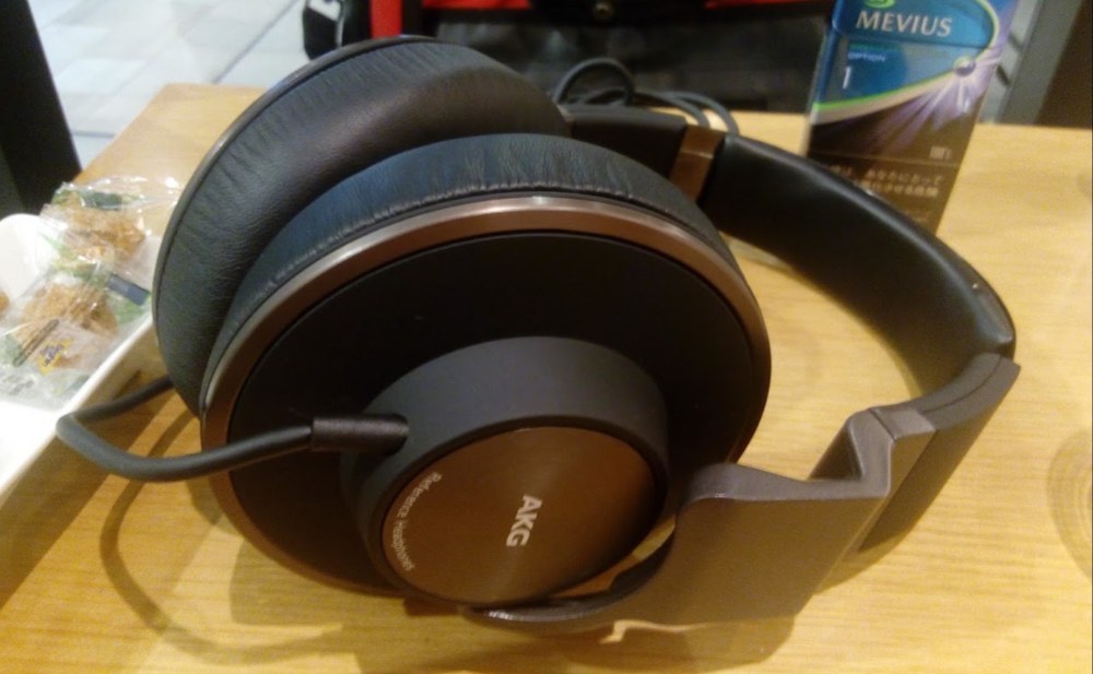 AKG K545