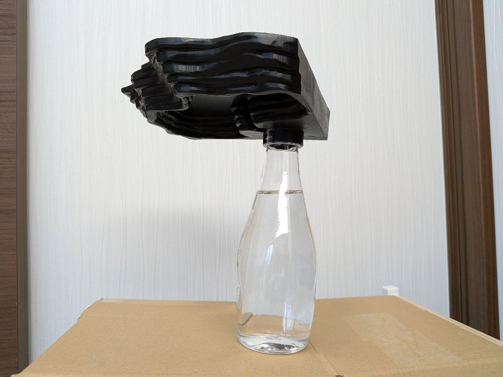 専用ボトルに水を８割入れて、水皿を上に取り付け