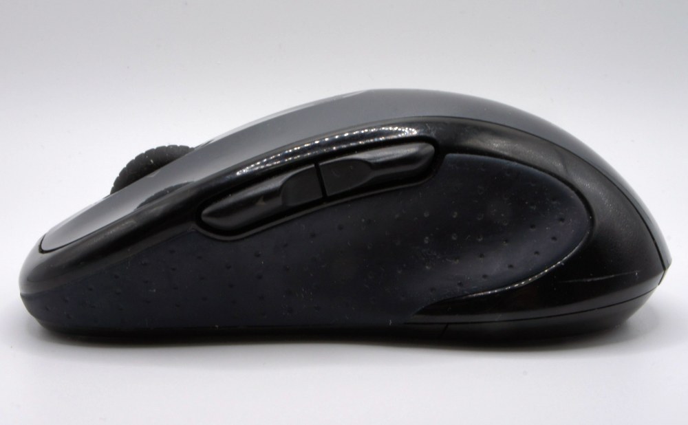 横から見たM510。サイドボタンが大きめ。