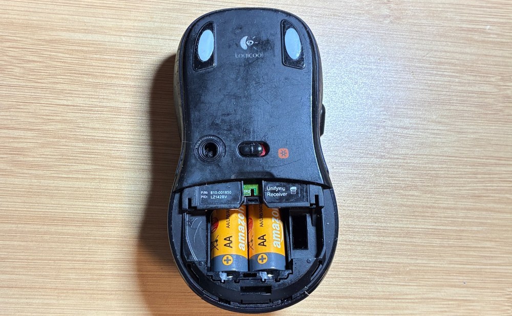 電池が2本入る。上の白いのは私が後から貼ったマウスソール。