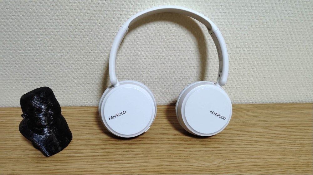 下の記事のヘッドホンです