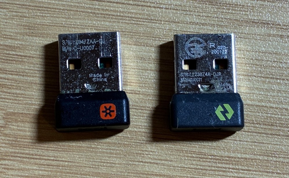 Unifyingレシーバー(左)とLogi Bolt レシーバー(右)