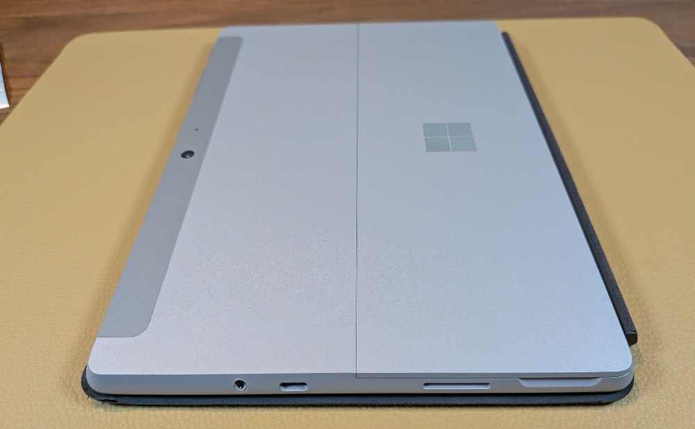 Surface GoのUSB-C端子は1箇所のみ