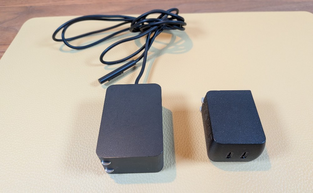 Surface専用充電器(左)と比較用の67W充電器(右)
