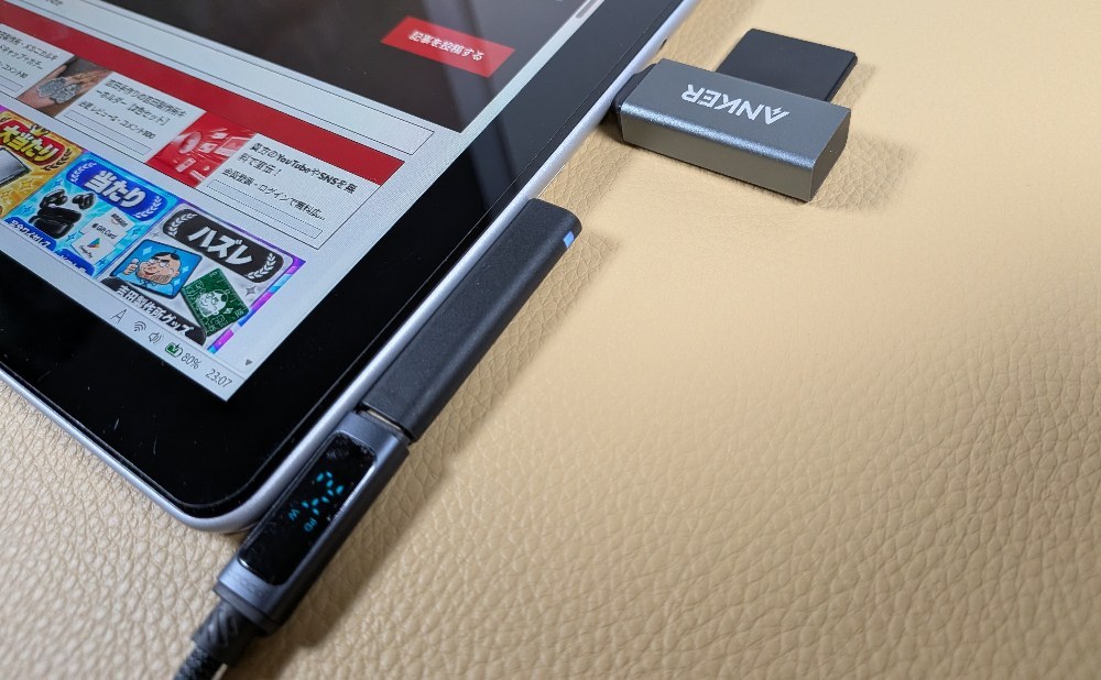 充電中にUSB-C端子にSDカードリーダーを挿して使用！