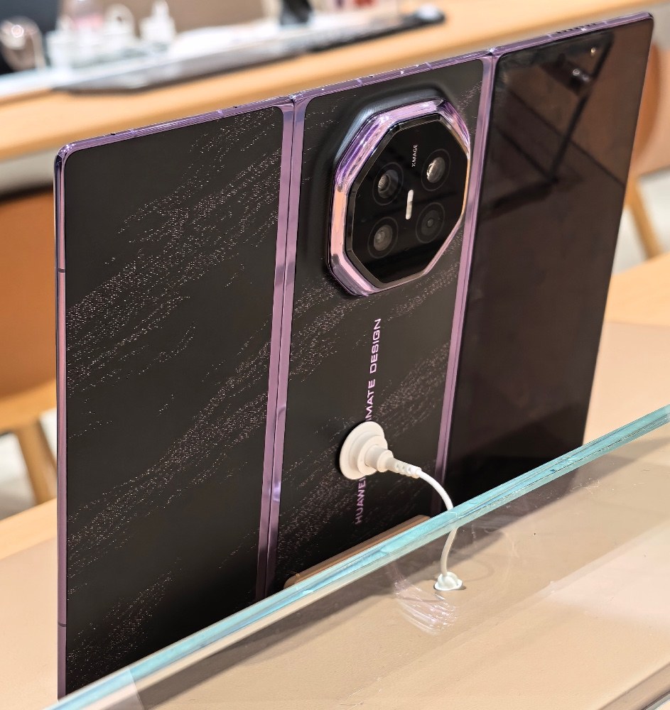 最新の3つ折りスマホ、折り目は三星電子のとそう変わらない