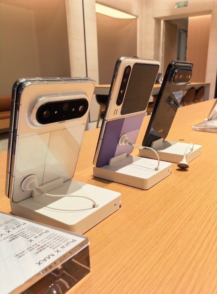 独自な比率の画面やフォールド機能を持つ機種