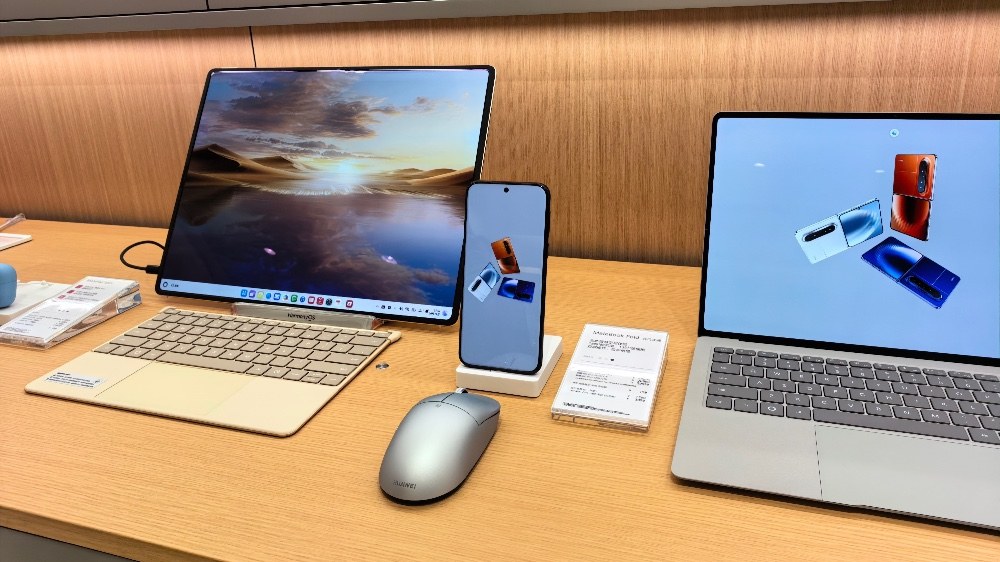 開いた状態の折りたたみタブレット兼PC(←????)にIntelのCPUをやめたラップトップ
