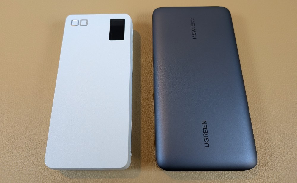 本製品の方がCIOの20,000mAhバッテリーより大きい