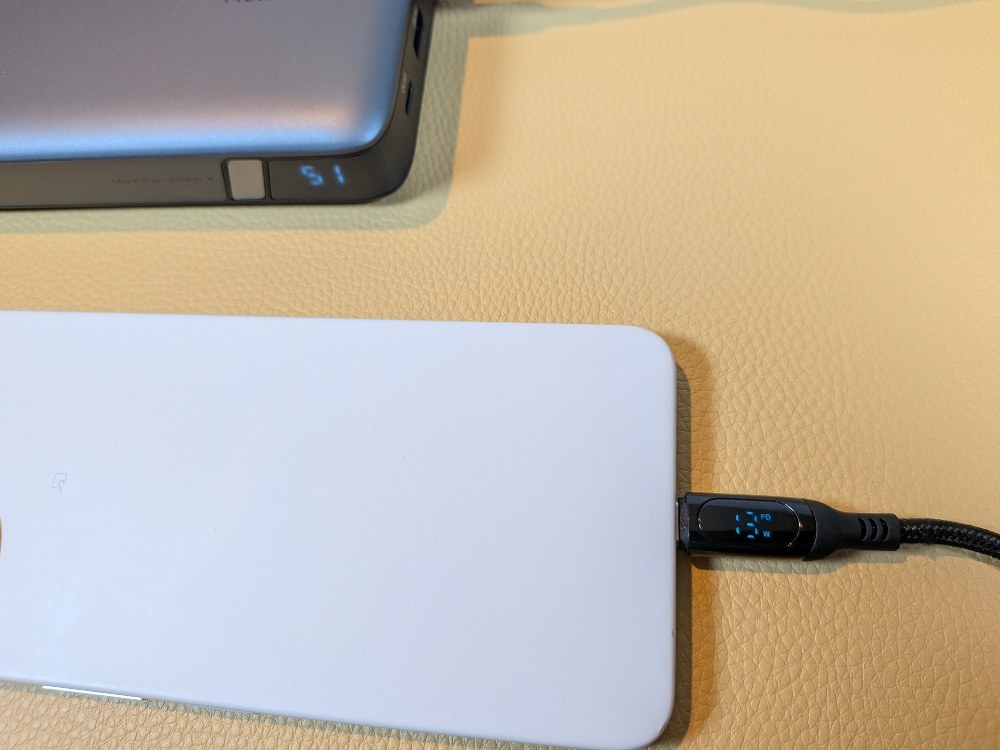 問題なくスマホが充電できた（13W）