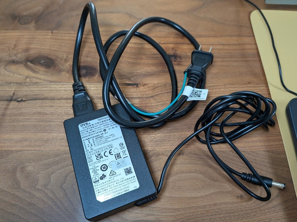 さすがに純正の専用ACアダプターを使用