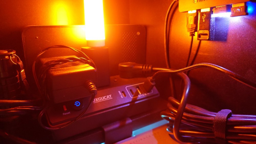 暗いのでUSB電球(このタップは黒色ver)