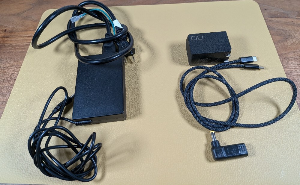 左がミニPCのACアダプター、右が本製品とUSB充電器一式