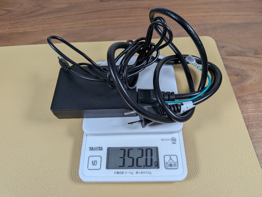 ACアダプターの重量は実測で352g