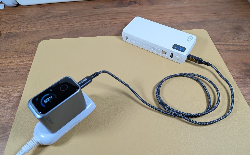 もともと持っていた電流電圧表示ケーブルでも充電