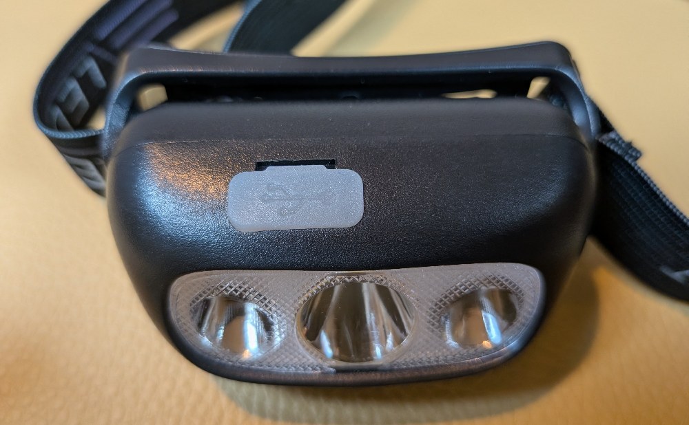 本体下面。ラバー製のフタ。
