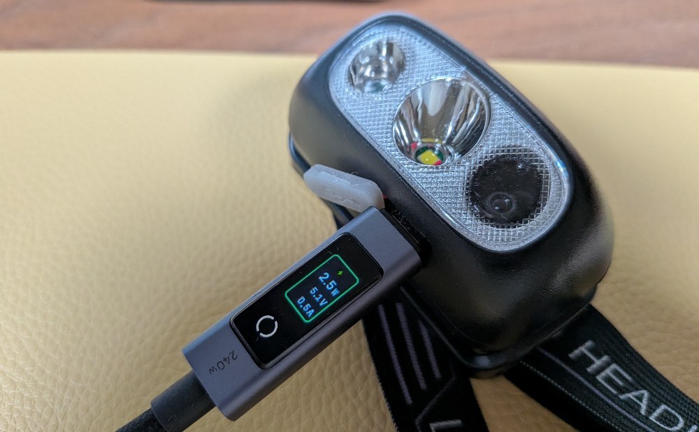 2.5Wで充電。明るくて見えづらいがLED根元が赤点灯。