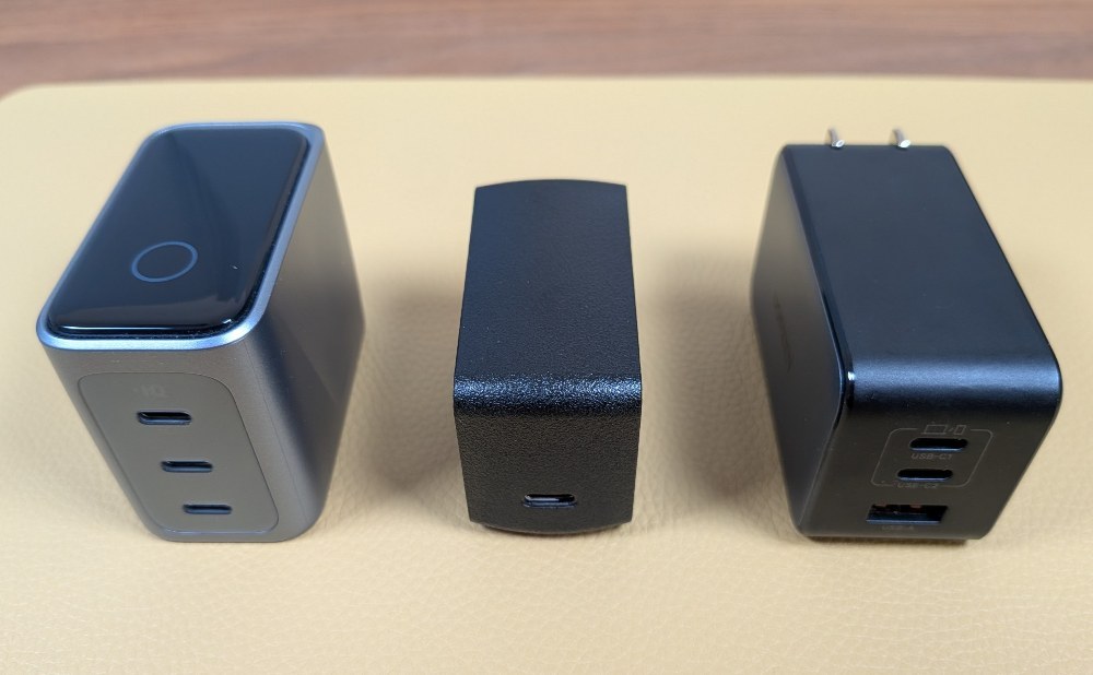 100W級三銃士。左からAnker、本製品、UGREEN。