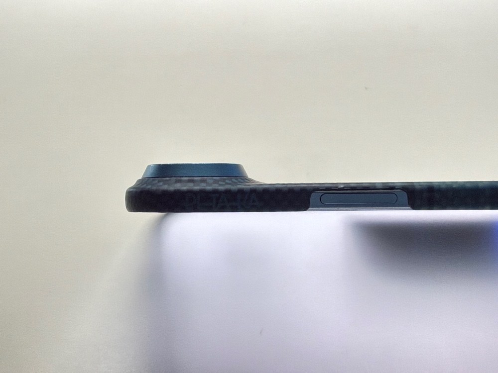 立ち上がっている部分の厚みはiPhone 16と変わらない笑笑