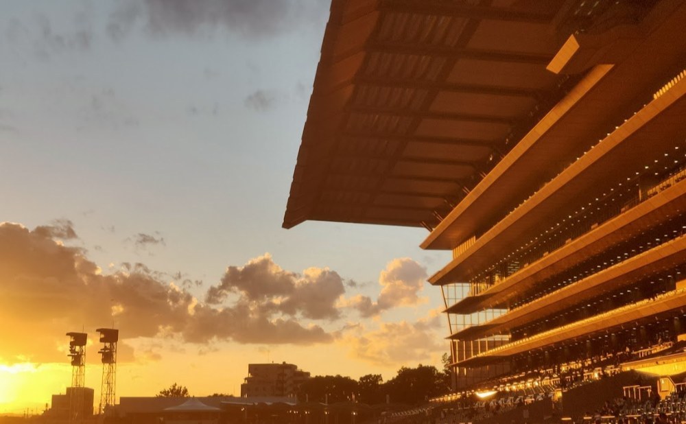 最終レース後の夕焼けを浴びるスタンド